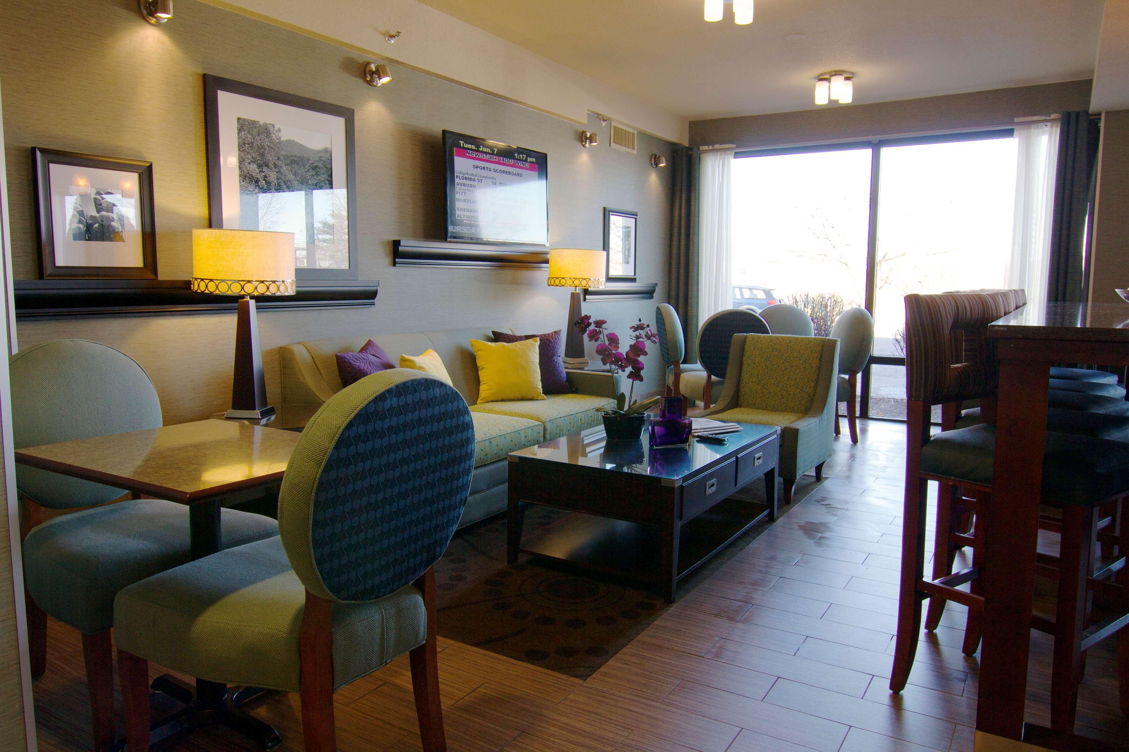 Hampton Inn Winchester-University/ Mall Exteriör bild