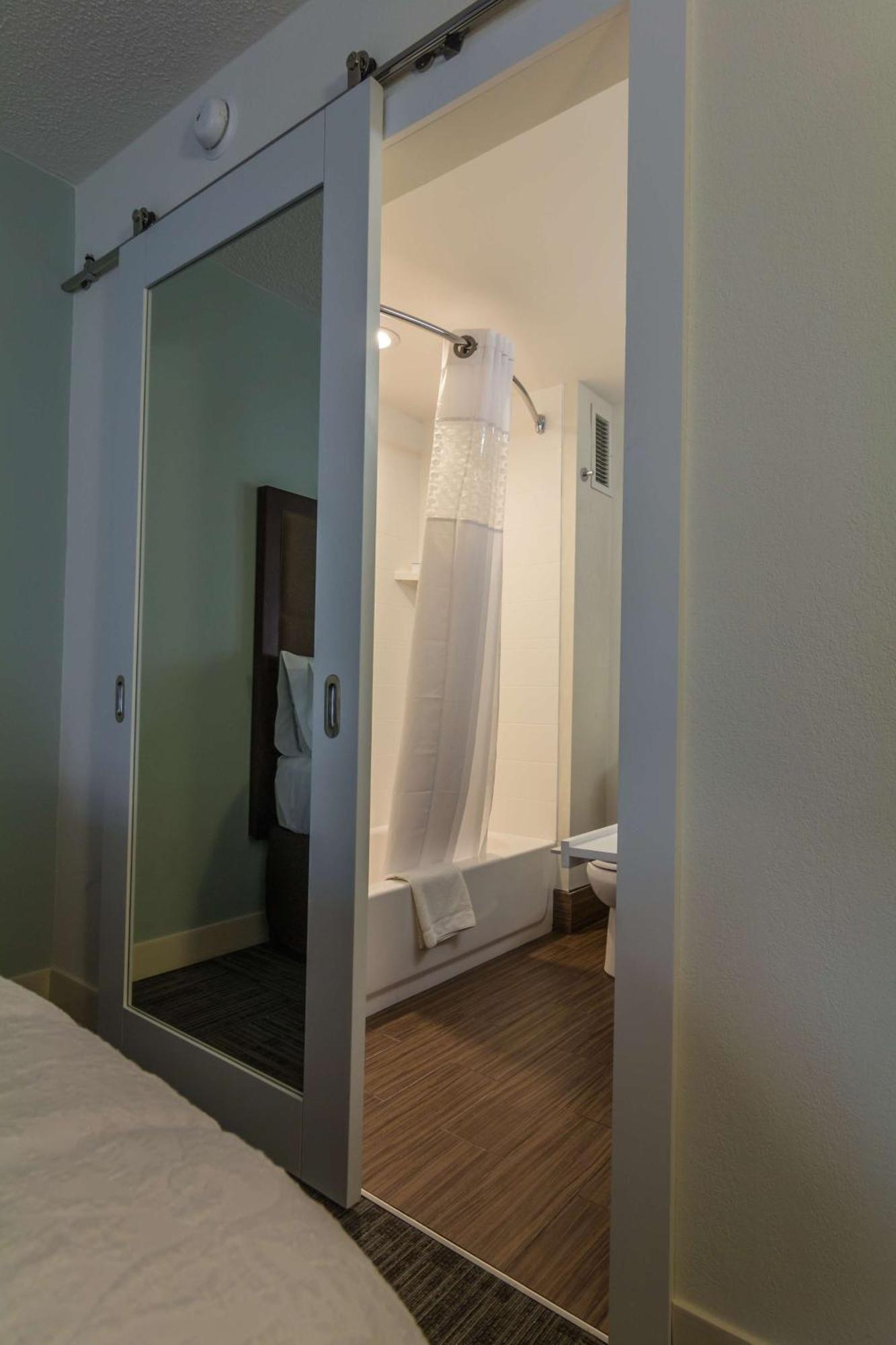 Hampton Inn Winchester-University/ Mall Exteriör bild